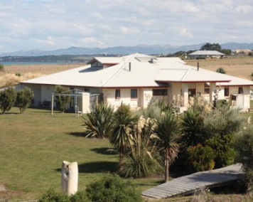 Old Bones Lodge Accommodation Oamaru beach